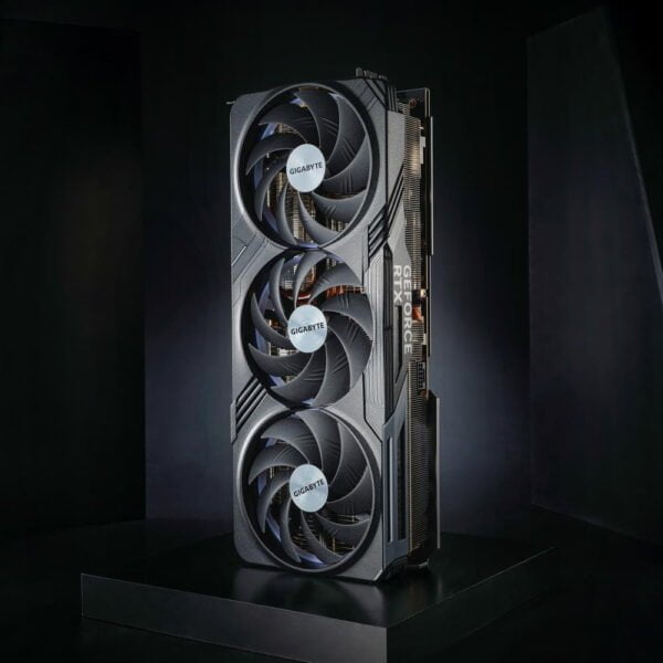 GIGABYTE GeForce RTX 4080 GAMING OC 16G Standing